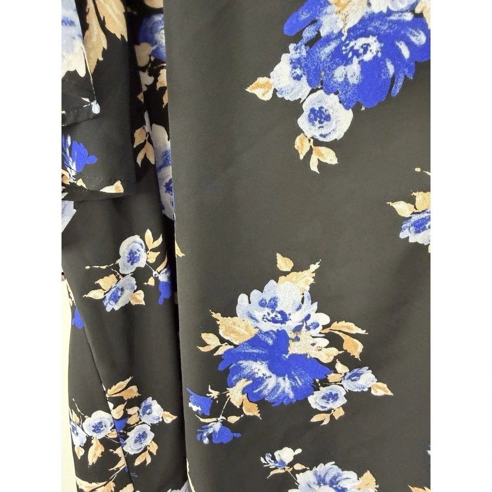 Torrid 5 Short Sleeve Black Floral V Neck Blouse W Covered Buttons - Picture 7 of 8